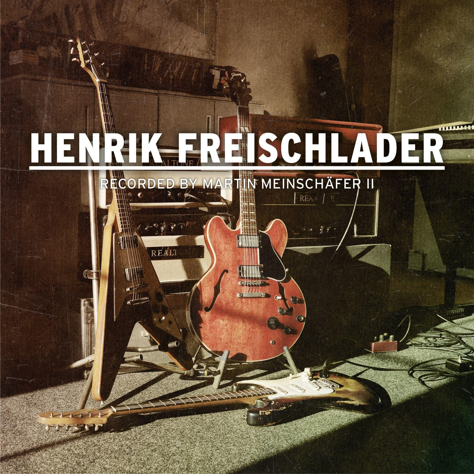 Albumcover mit Gitarren, Verstärkern und einem Vintage-Look. Der Name des Künstlers steht oben.