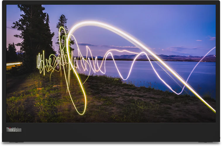 Ein Monitor zeigt eine Lichtmalerei über einem See und Bäumen, mit dem ThinkVision-Logo unten.