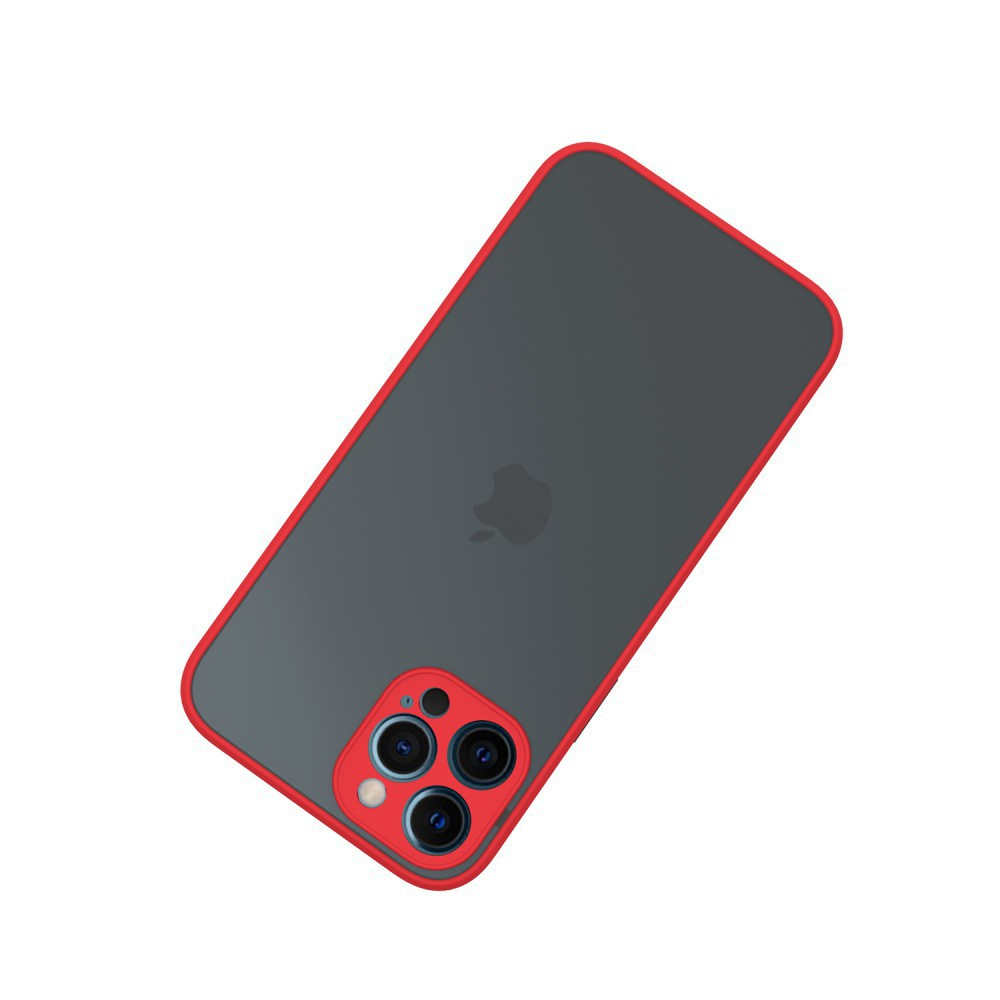 Telefontok piros szegéllyel a szürke telefonon. A telefonon Apple logó és tripla lencsés kamera található.
