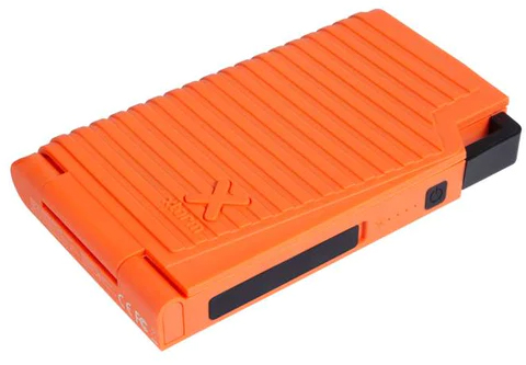 Oranje externe harde schijf met zwarte accenten, een aan/uit-knop en het X-logo.