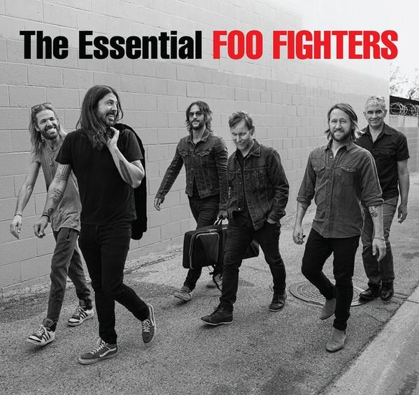 Pochette de l'album des Foo Fighters. Cinq membres du groupe marchant. Image en noir et blanc.