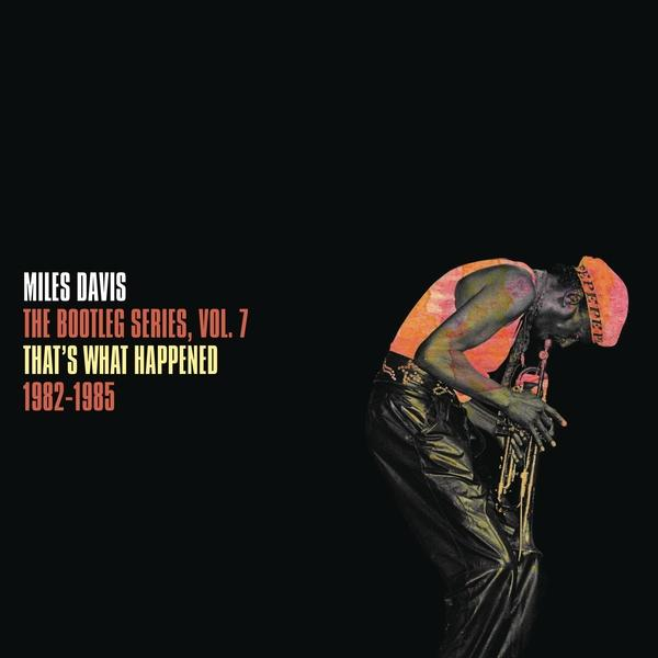 Miles Davis album borító a művész fotójával, amint trombitál.