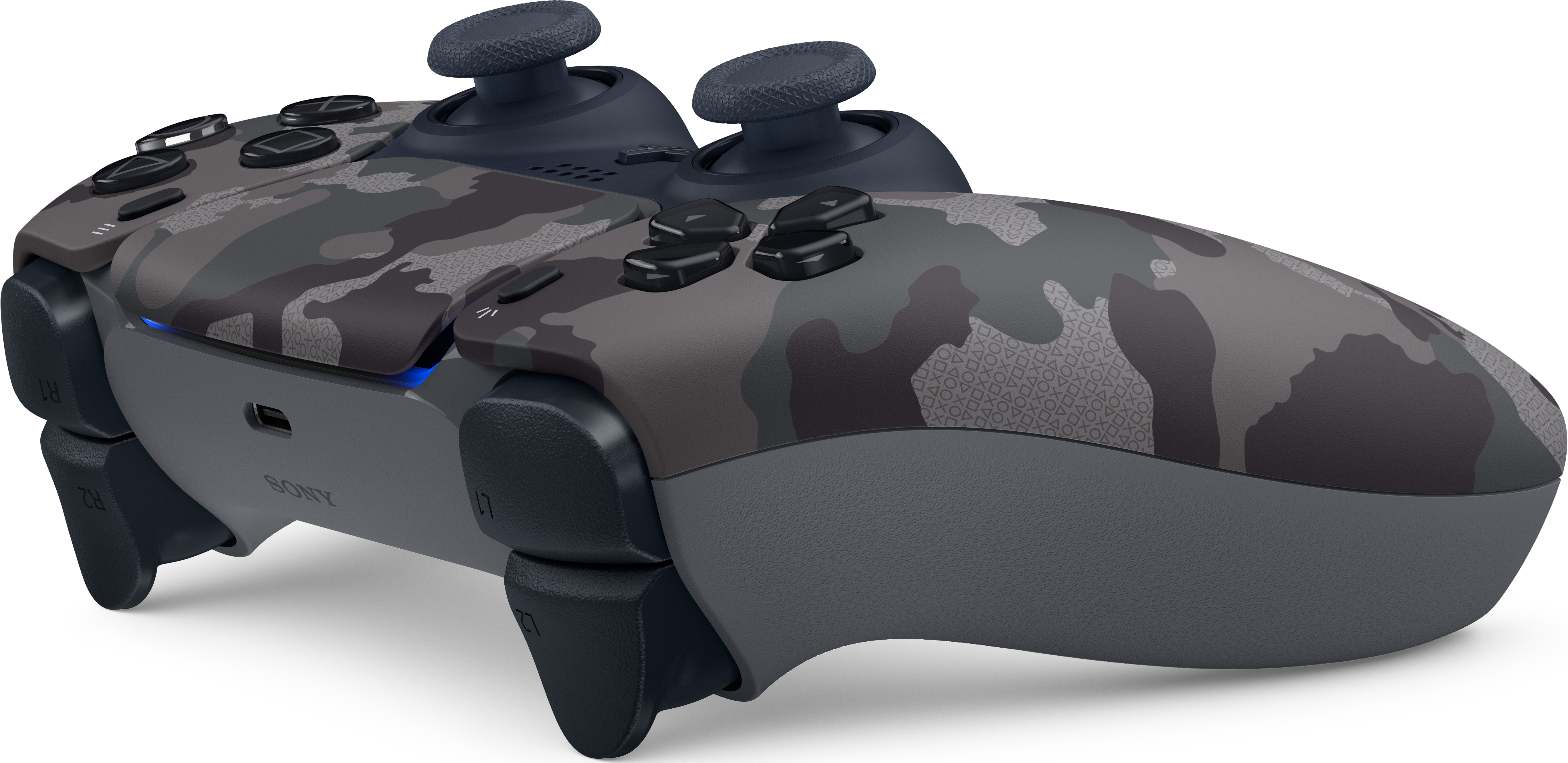 Gaming-Controller mit Camouflage-Muster. Knöpfe und Sticks sind sichtbar. Nahaufnahme auf weißer Oberfläche.