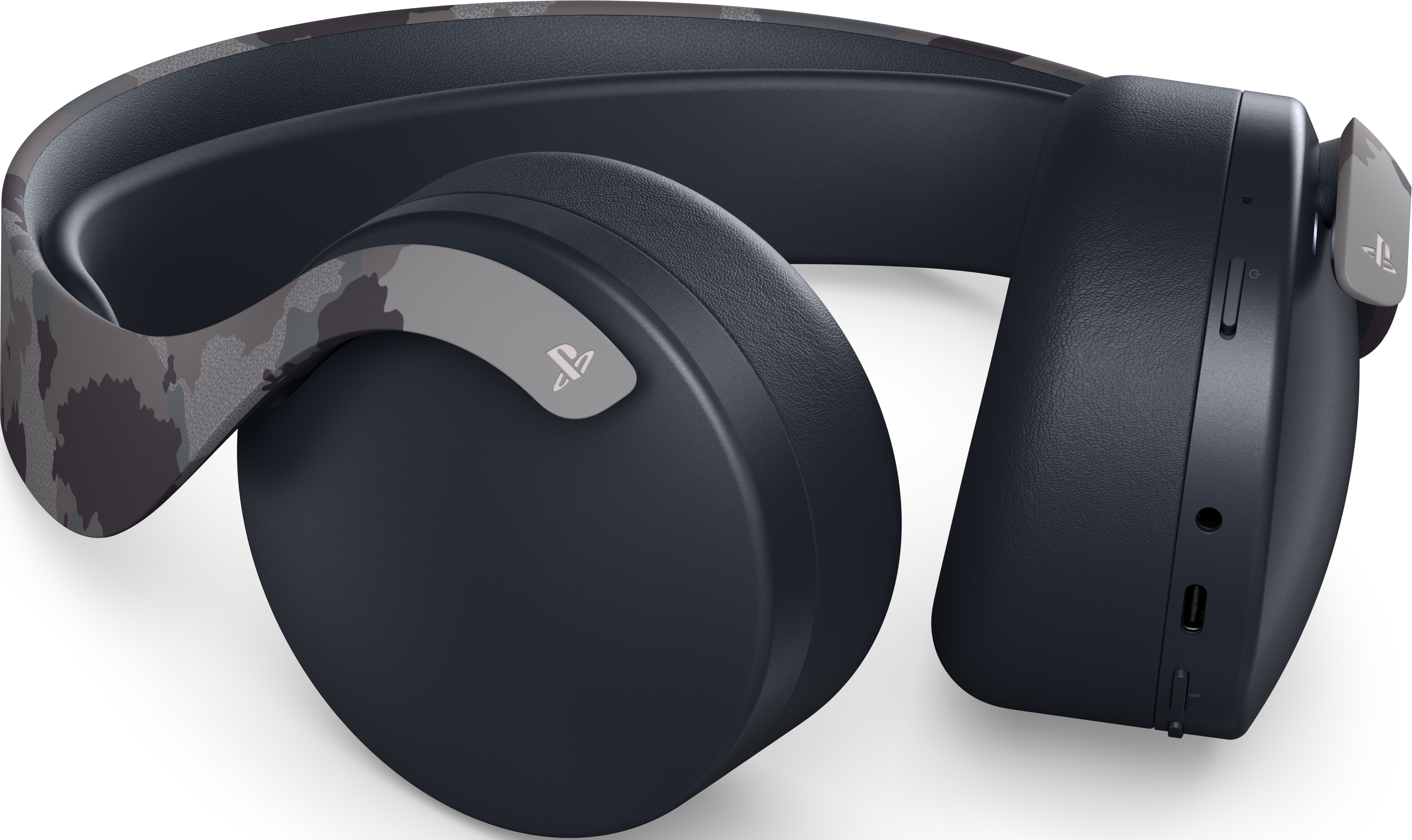 Schwarzes PS5-Headset. Tarnmuster auf dem Kopfband. PlayStation-Logo an der Seite.