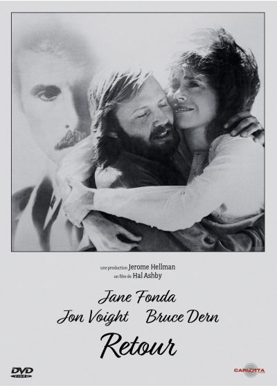 Affiche de film en niveaux de gris, représentant un couple s'embrassant. Texte en bas.
