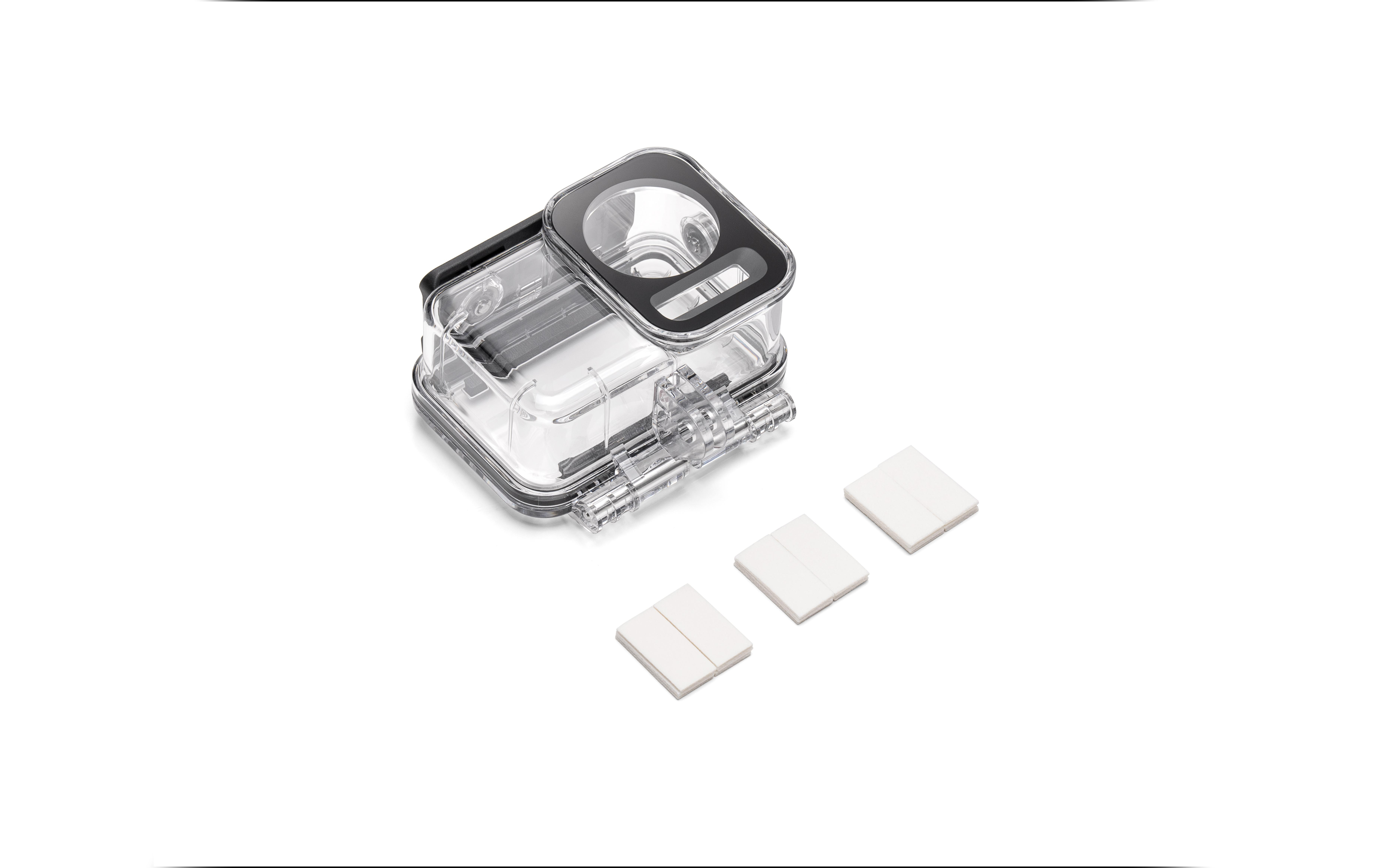 Transparente wasserdichte Kamerahülle mit drei weißen Pads daneben.