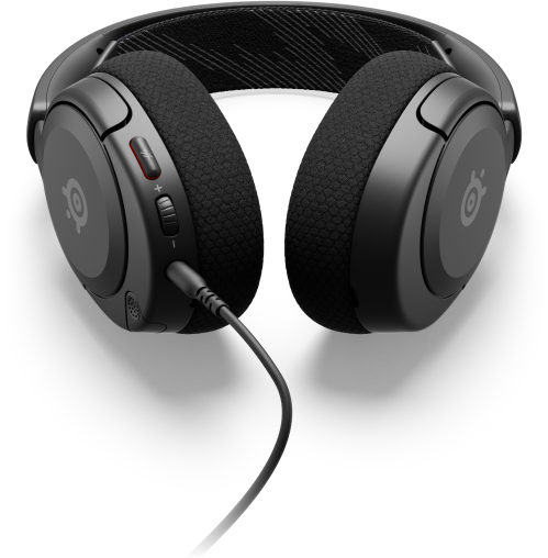 Fekete SteelSeries gaming headset. Két fülhallgatója és hangerőszabályzója van. A kábel csatlakoztatva van.