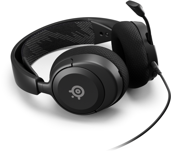 Fekete gaming headset mikrofonnal. A headset egy fekete felületen fekszik.