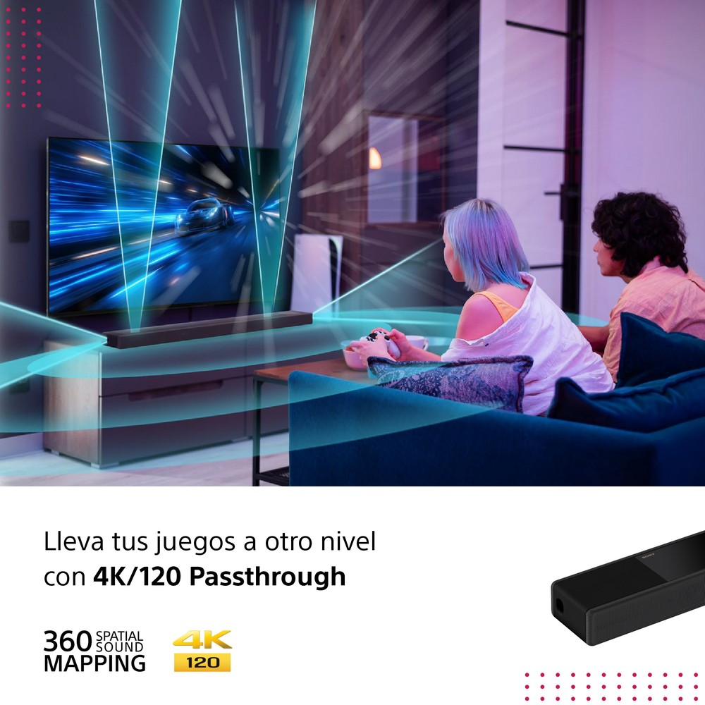 Dos personas ven una pantalla de TV con rayos azules. Una barra de sonido negra y un logo 4K/120 son visibles.