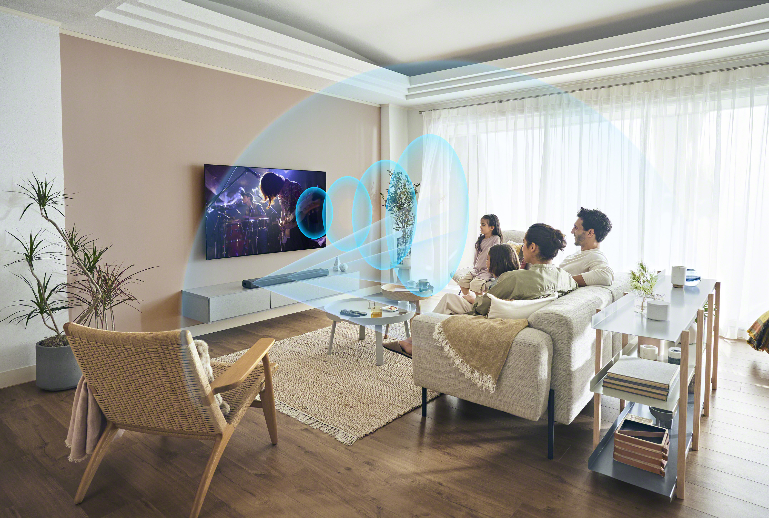 Een gezin kijkt tv in de woonkamer, met geluidsgolven die uit het scherm komen.