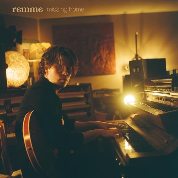Albumcover: Remme - missing home, ein Mann am Klavier.
