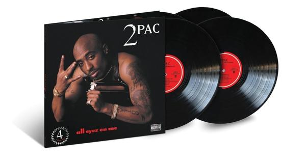 2Pac-Albumcover mit einem Foto von ihm und drei schwarzen Schallplatten.