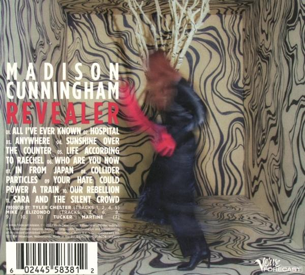 Die Rückseite einer CD-Hülle mit Text, einer Person und einem abstrakten Hintergrund.
