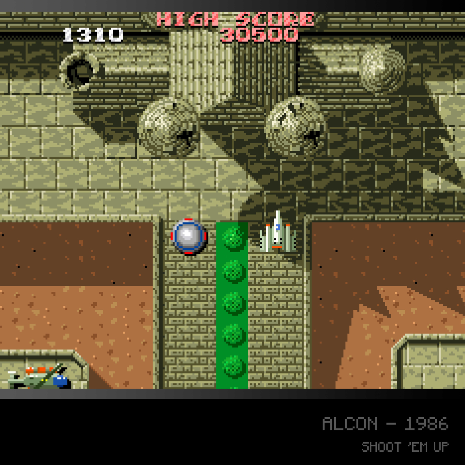 Ein Arcade-Spielbildschirm von oben. Ein Schiff schießt auf Feinde. Der Punktestand steht oben. Das Spiel heißt Alcon - 1986.