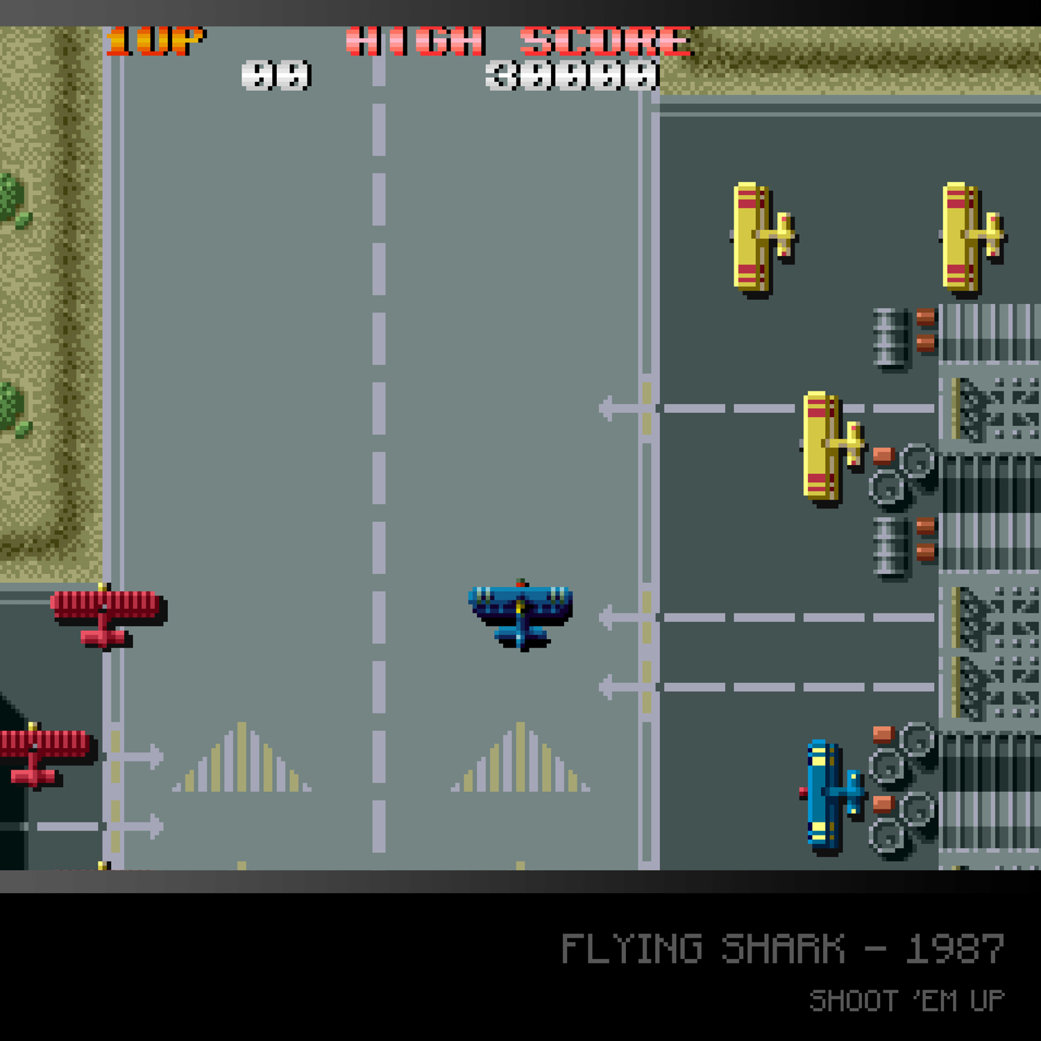 Ein Retro-Arcade-Spielbildschirm. Flugzeuge kämpfen auf einer Landebahn. Oben werden Punktzahl und Leben angezeigt. Der Titel lautet 'Flying Shark'.