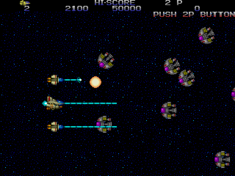 Ein Weltraum-Shooter-Spiel zeigt Schiffe, die Laser auf Alien-Schiffe im Weltraum abfeuern. Ein Punktestand und Spielerstatus sind sichtbar.
