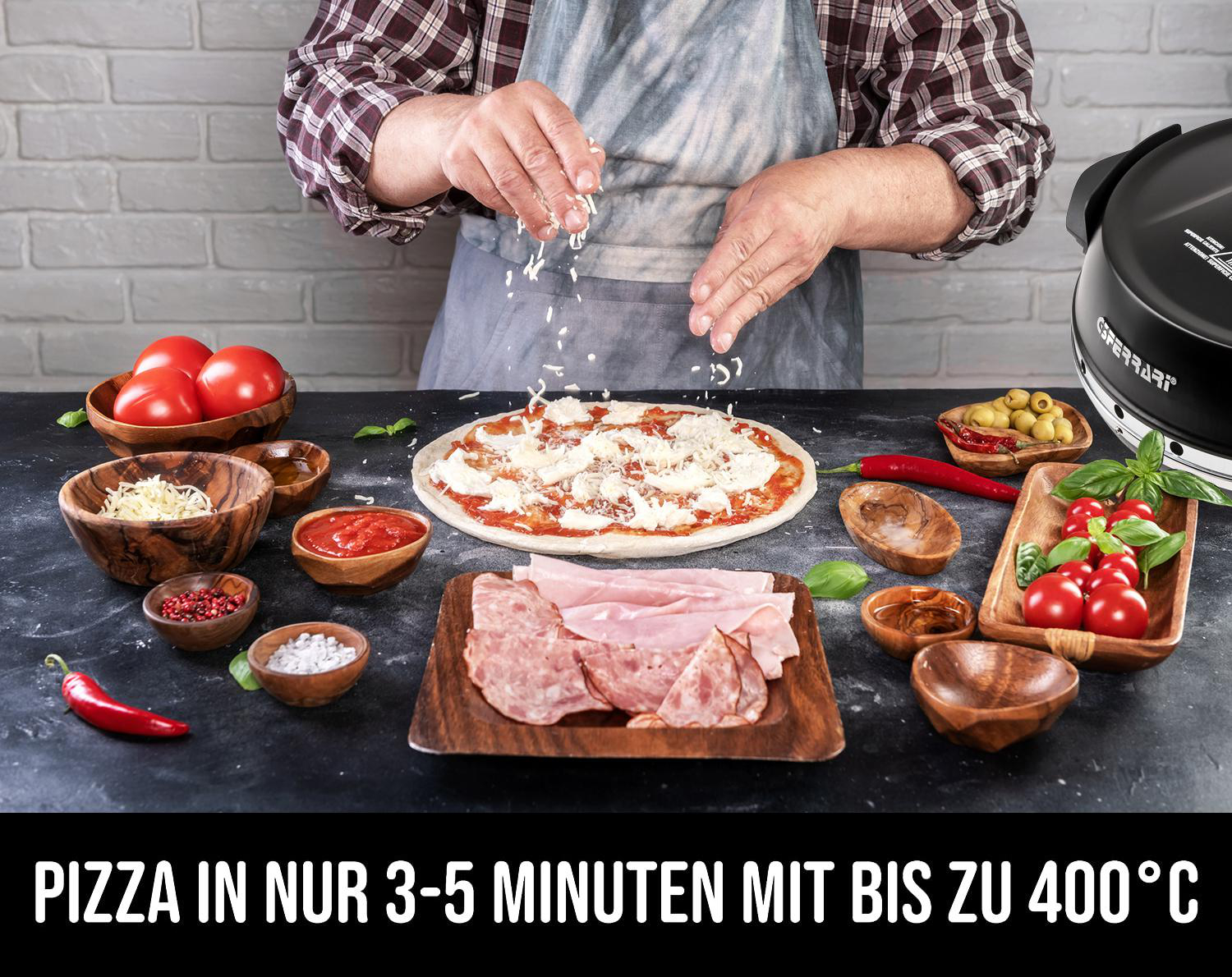 Person gibt Käse auf Pizza mit Belägen und Zutaten drumherum.