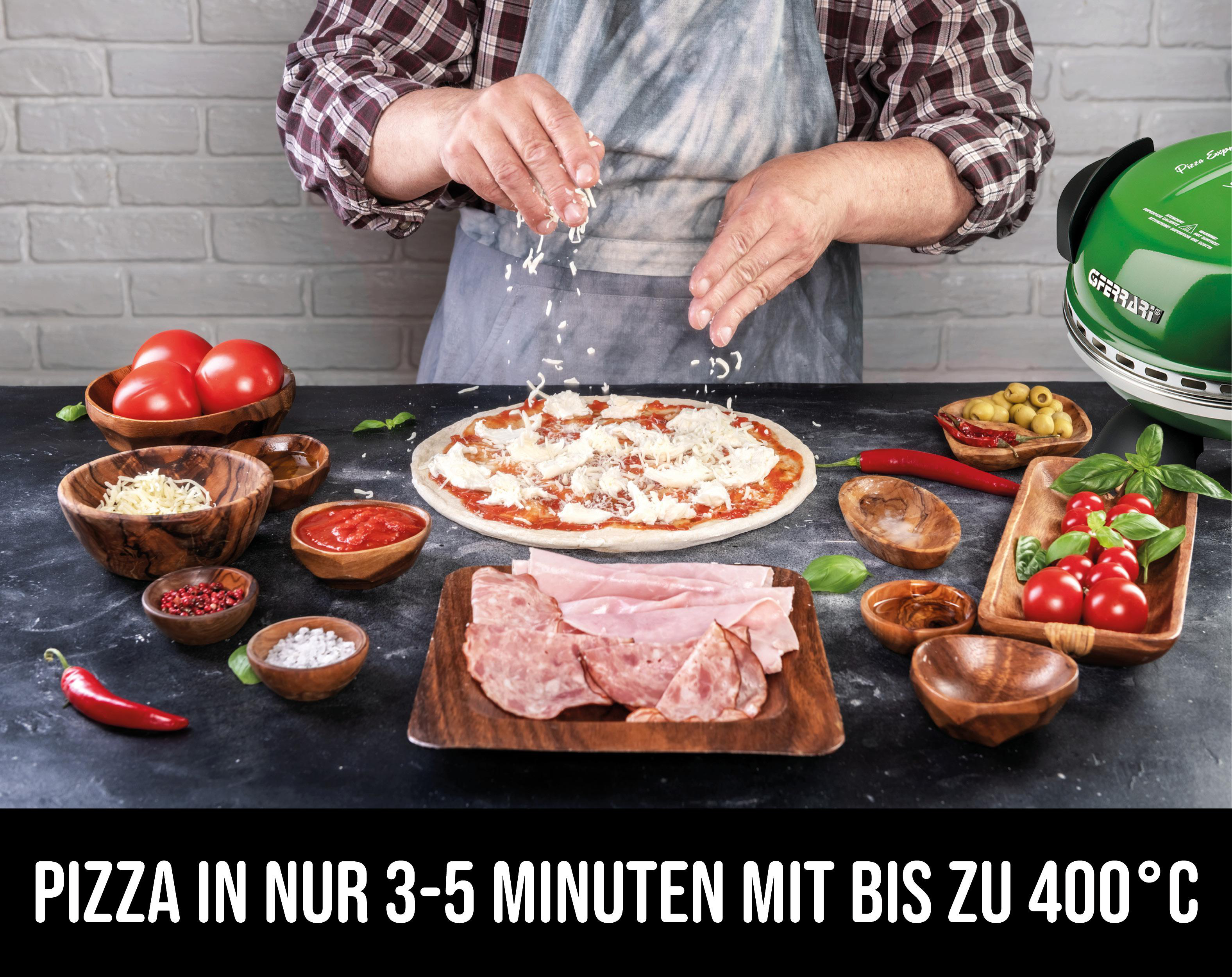 Pizzazubereitung mit Zutaten auf einem Tisch, Käse wird gestreut.