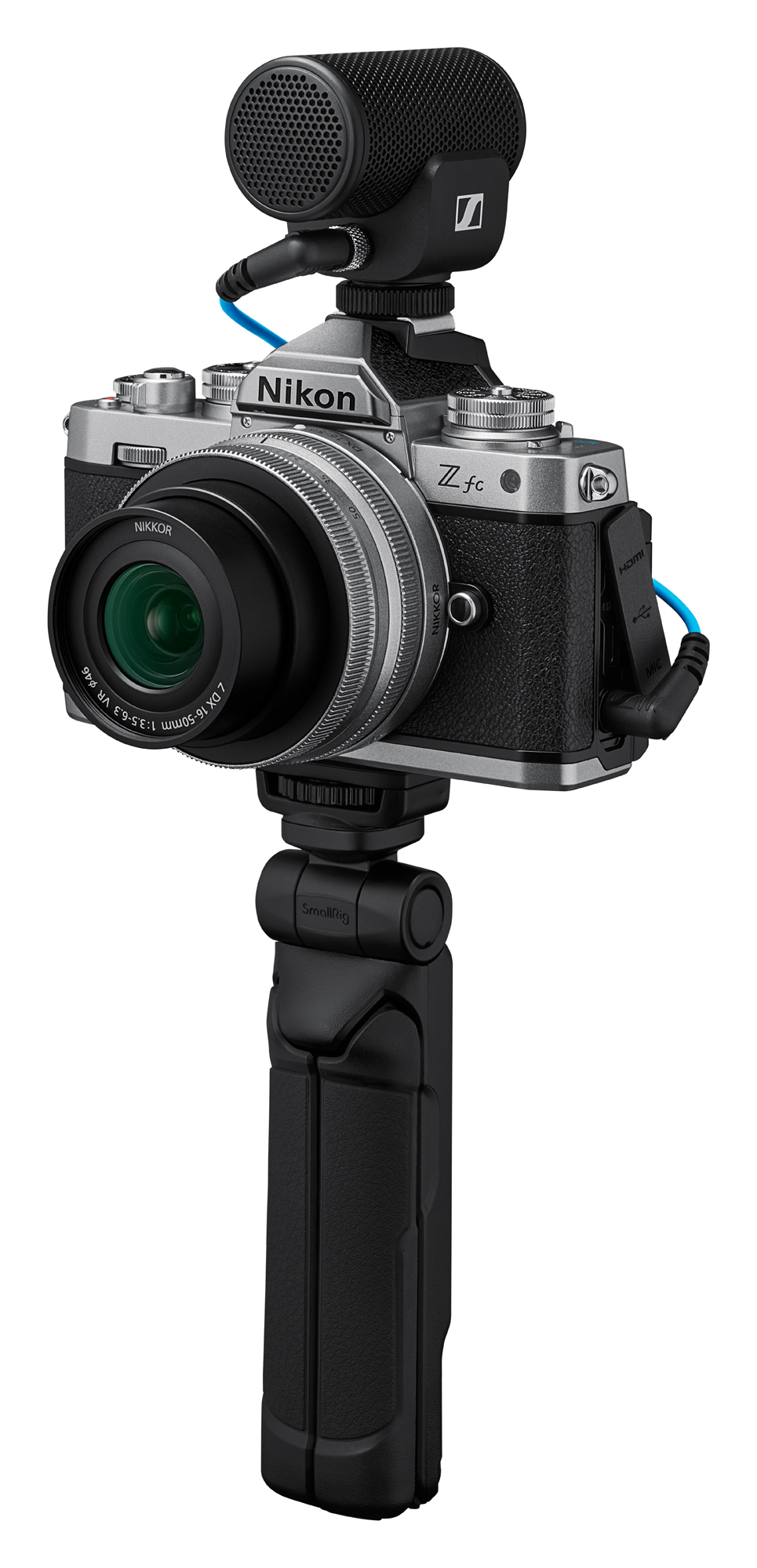 Mikrofon takılı Nikon kamera, tripod üzerine monte edilmiş, siyah ve gümüş.