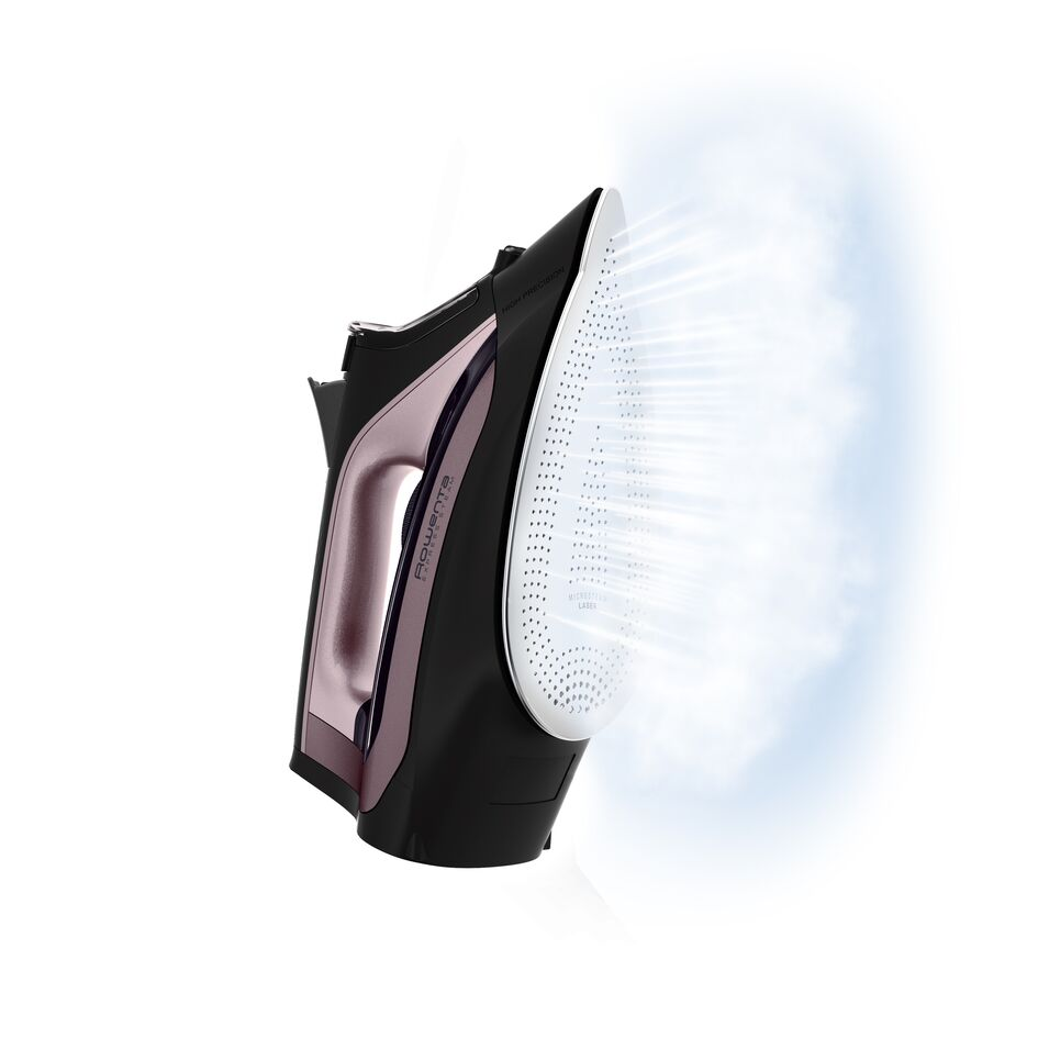 Plancha negra y rosa con vapor. Fondo blanco.