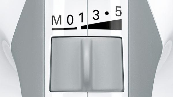 Nahaufnahme der Mixer-Bedienelemente: M, 0, 1, 3, 5 und ein Geschwindigkeitsregler.