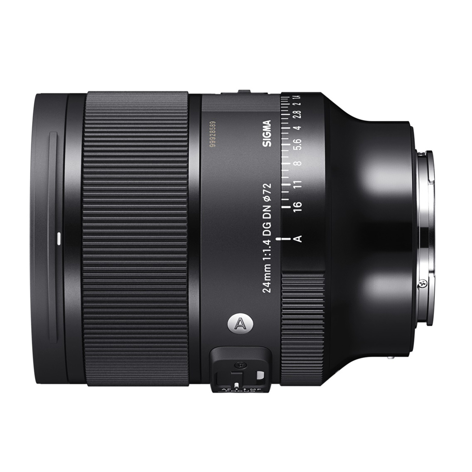 Un obiettivo nero con la scritta 24mm 1:1.4 DG DN ø72 sul lato. È sdraiato.