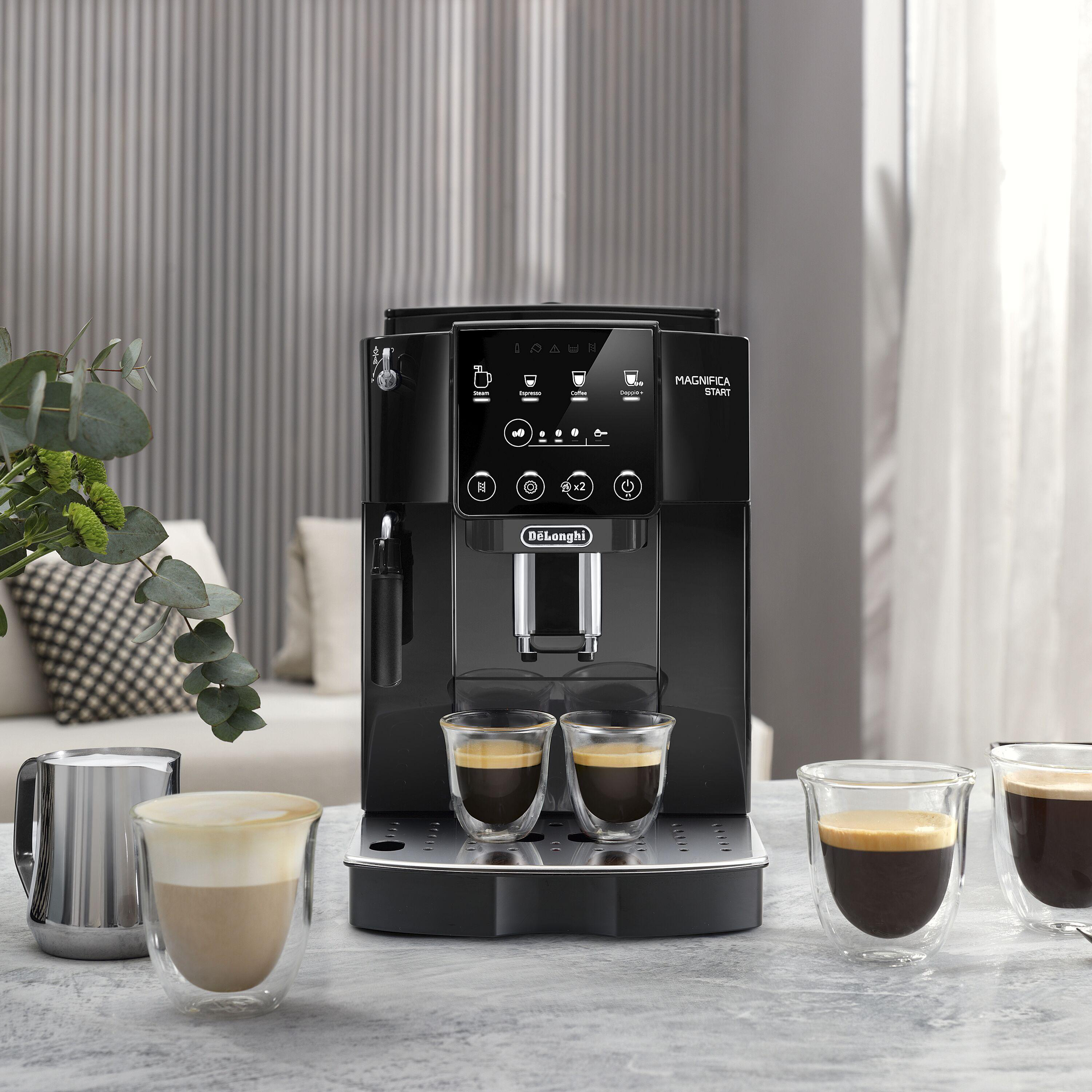 Schwarze Kaffeemaschine mit zwei Espresso-Tassen und einem Milchaufschäumer.