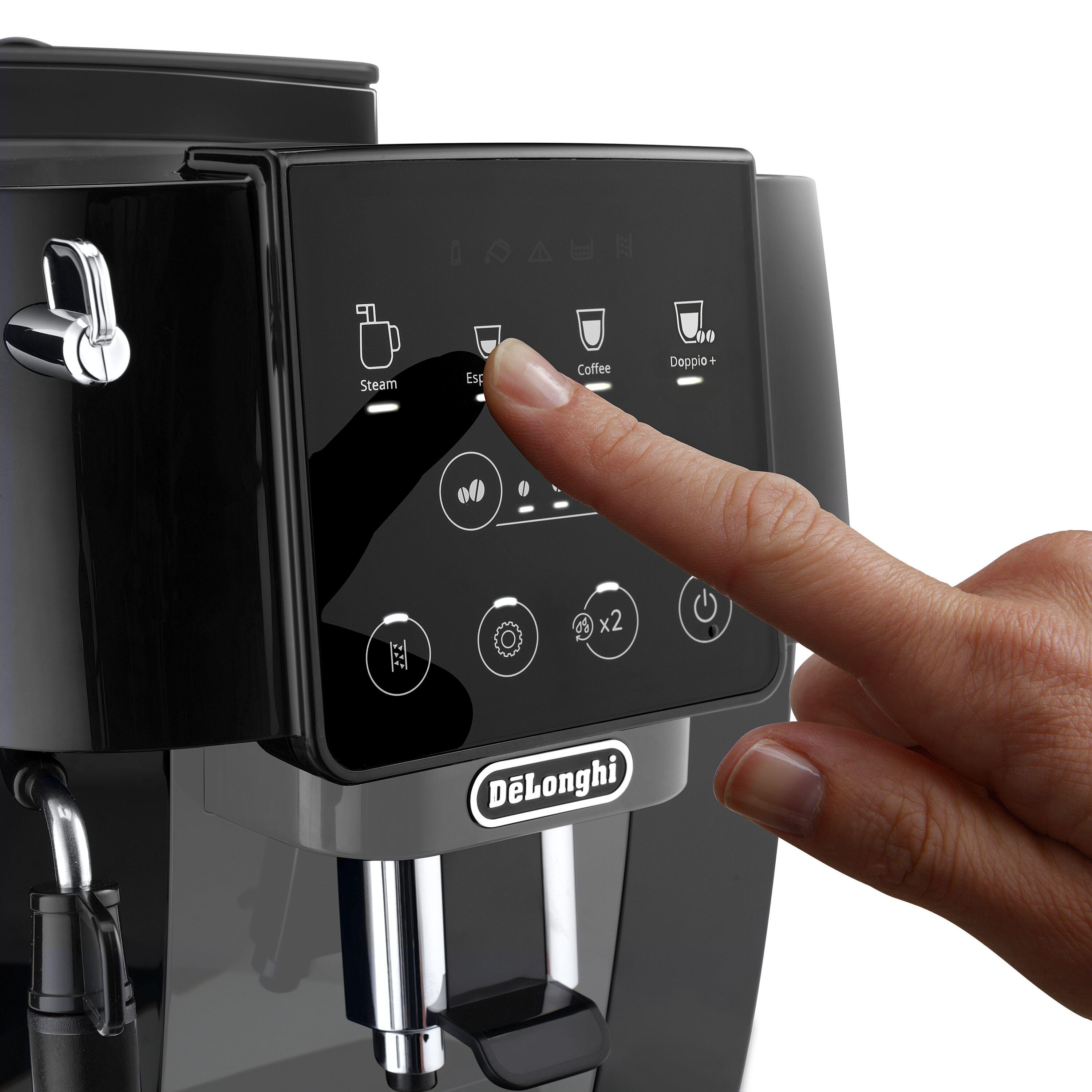 Eine Hand drückt eine Taste auf einer schwarzen Delonghi Espressomaschine. Die Maschine hat mehrere Touch-Tasten.