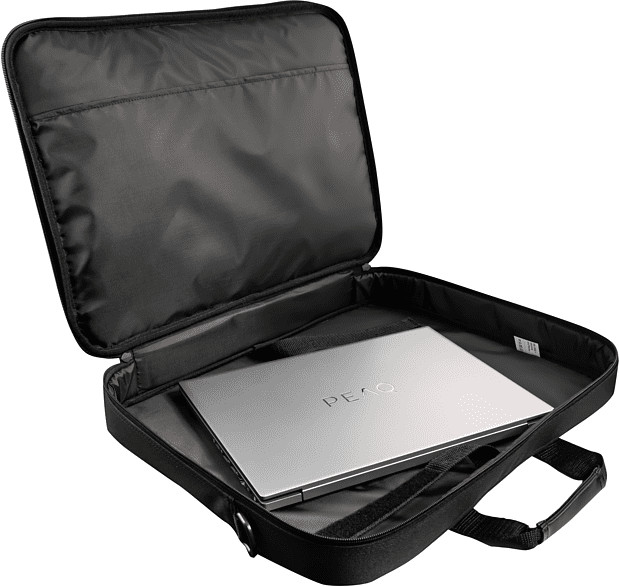 Zwarte laptoptas open met een zilveren laptop erin, op een witte ondergrond.