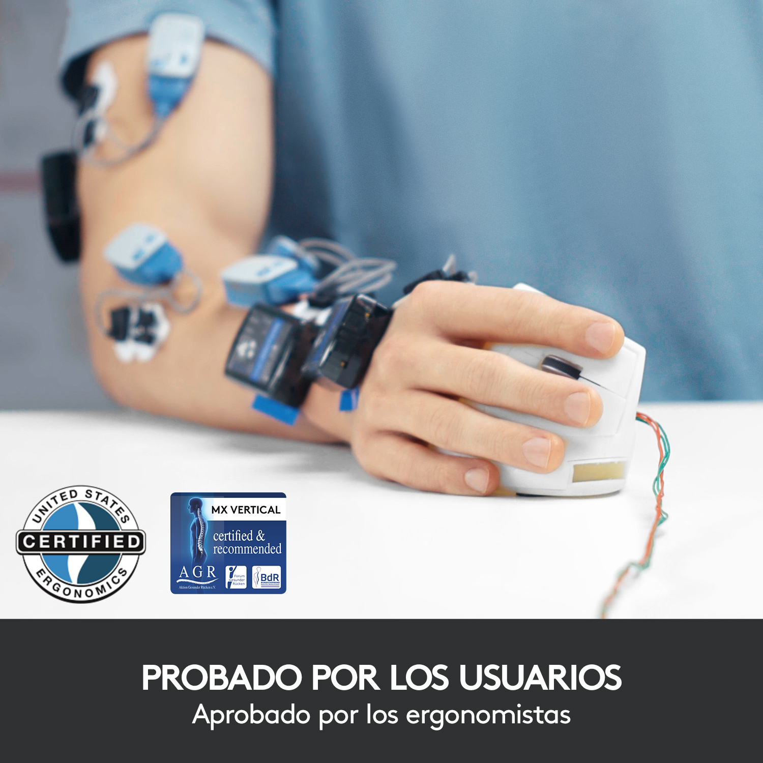Mano con sensores, sosteniendo un ratón ergonómico blanco. Texto: Aprobado por el usuario.