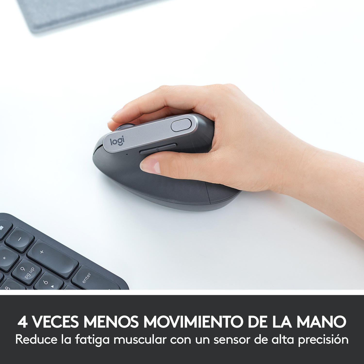 Mano sosteniendo un ratón ergonómico gris en un escritorio blanco. Texto: 4 veces menos movimiento de la mano.