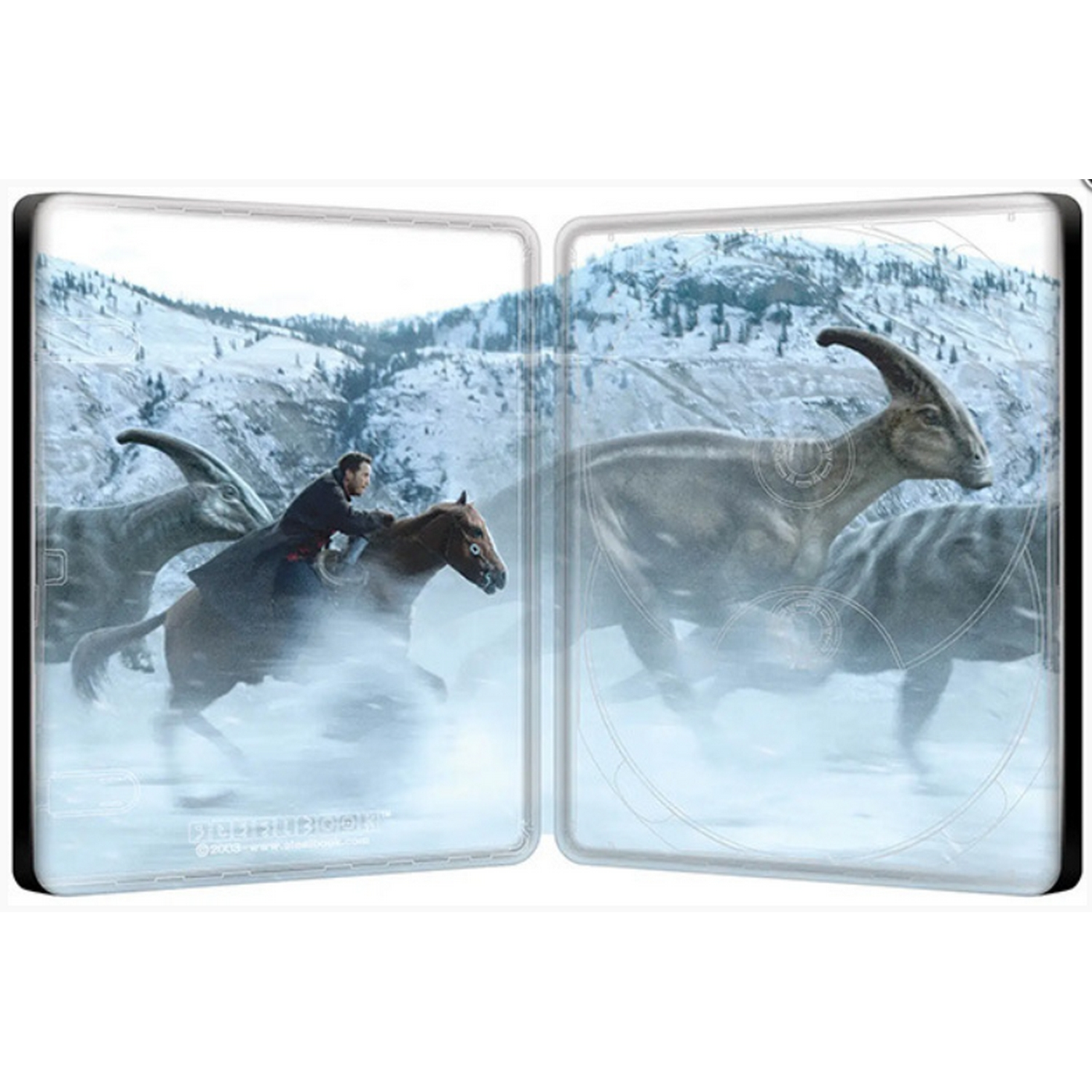 Una escena de una película con un hombre montando a caballo entre dinosaurios en un entorno nevado.