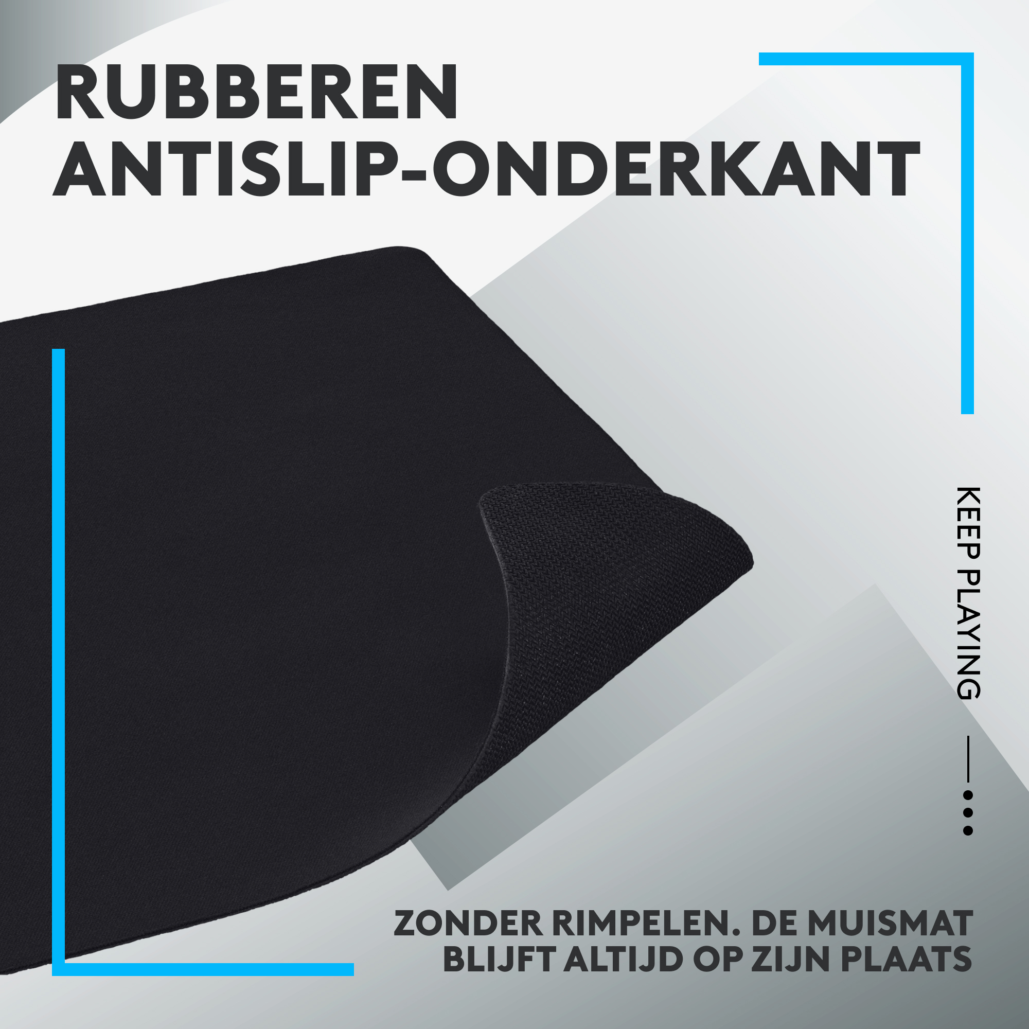 Zwarte muismat met een getextureerd oppervlak en tekst: 'Rubberen antislip onderkant'. Gedeeltelijk opgevouwen.