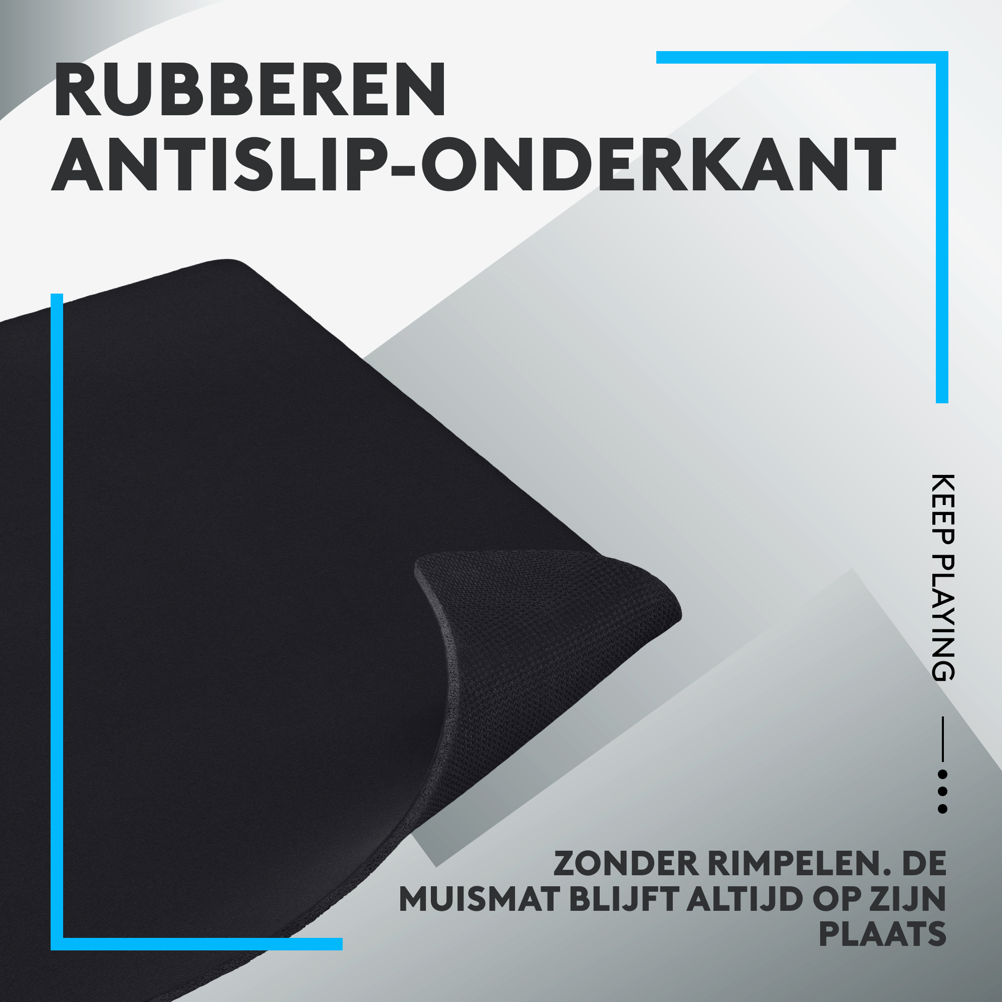 Zwarte muismat met een blauwe rand. Tekst zegt 'Rubberen antisli-onderkant' en 'Keep Playing'.