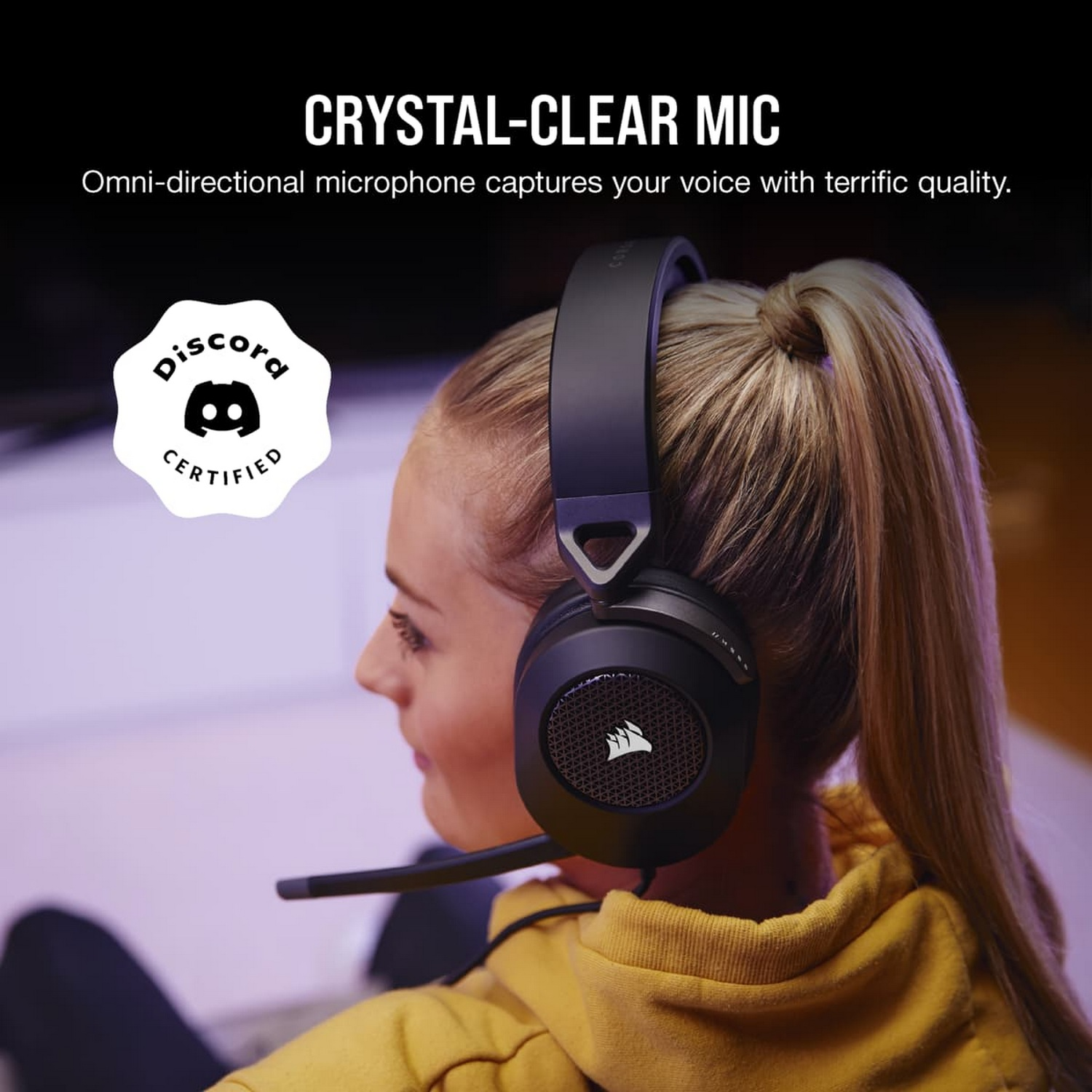 Mujer con auriculares y micrófono, certificado por Discord.
