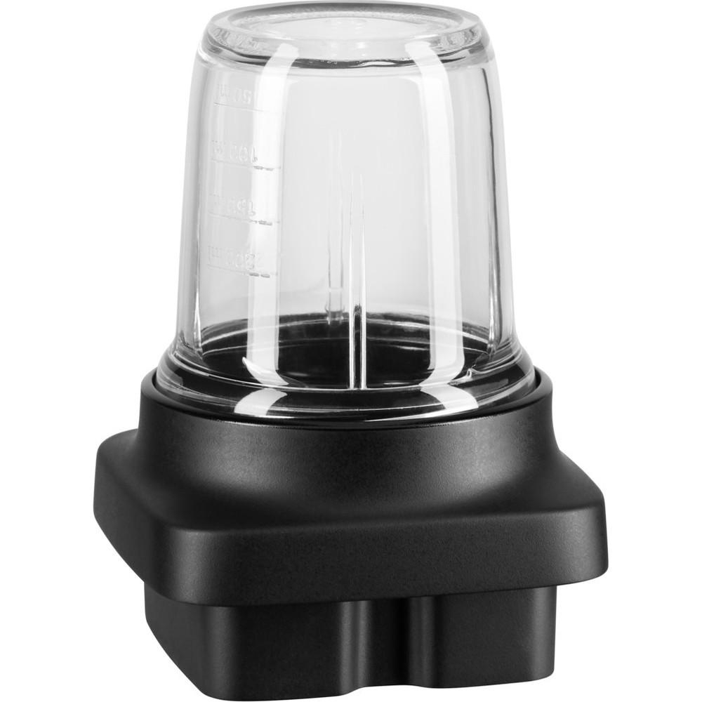 Ein klarer Glas-Mixbecher an einem schwarzen Sockel. Der Becher hat Messungen.