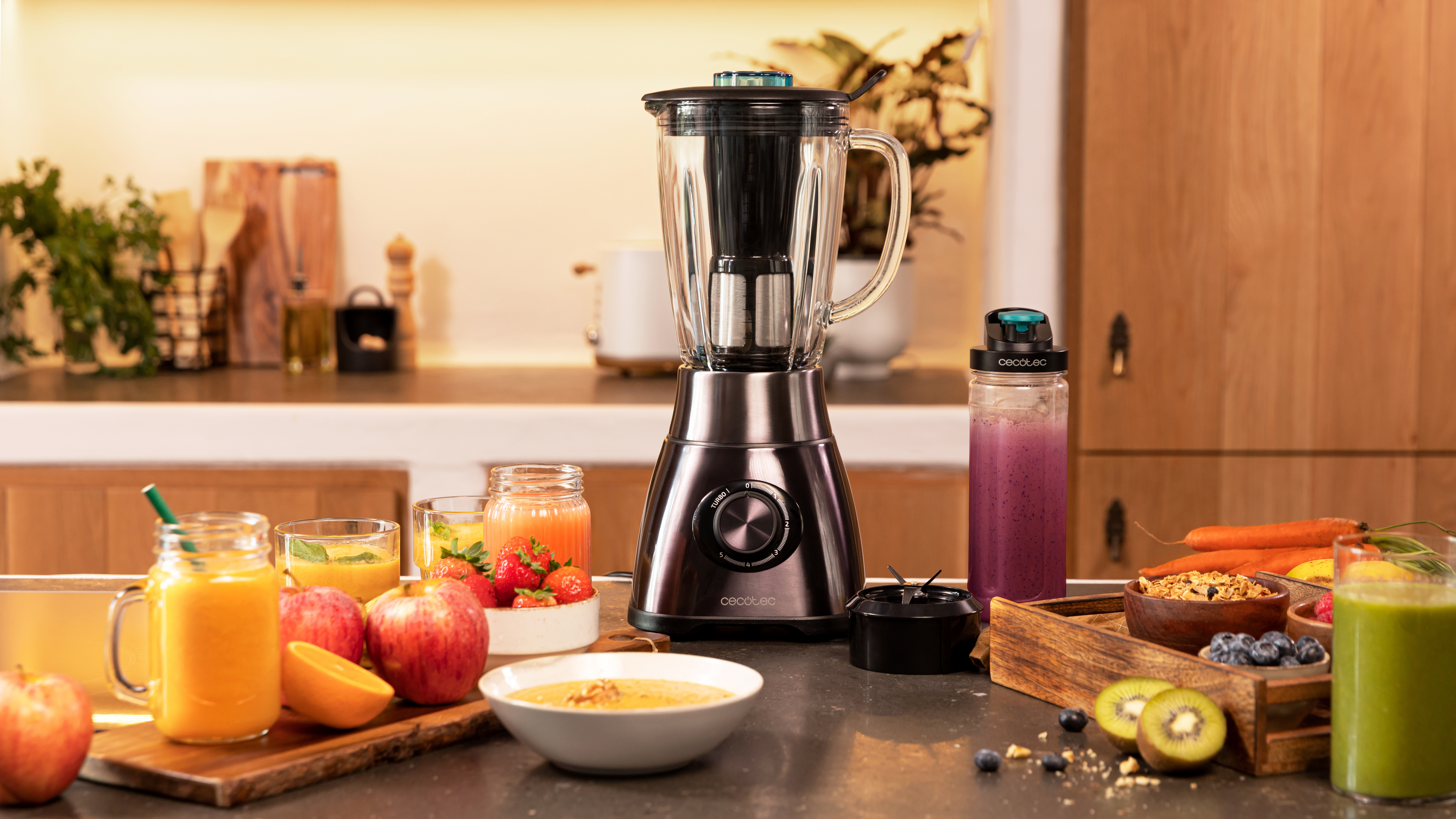 Licuadora con frutas y jugos en encimera. Escena completa con comida.
