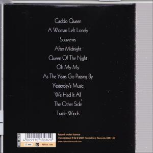 Rückseite einer CD-Hülle mit Titelliste. Der Hintergrund ist schwarz.