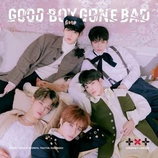 Fünf junge Männer auf einem Bett, Albumcover für Good Boy Gone Bad. Rosa und weißer Text.