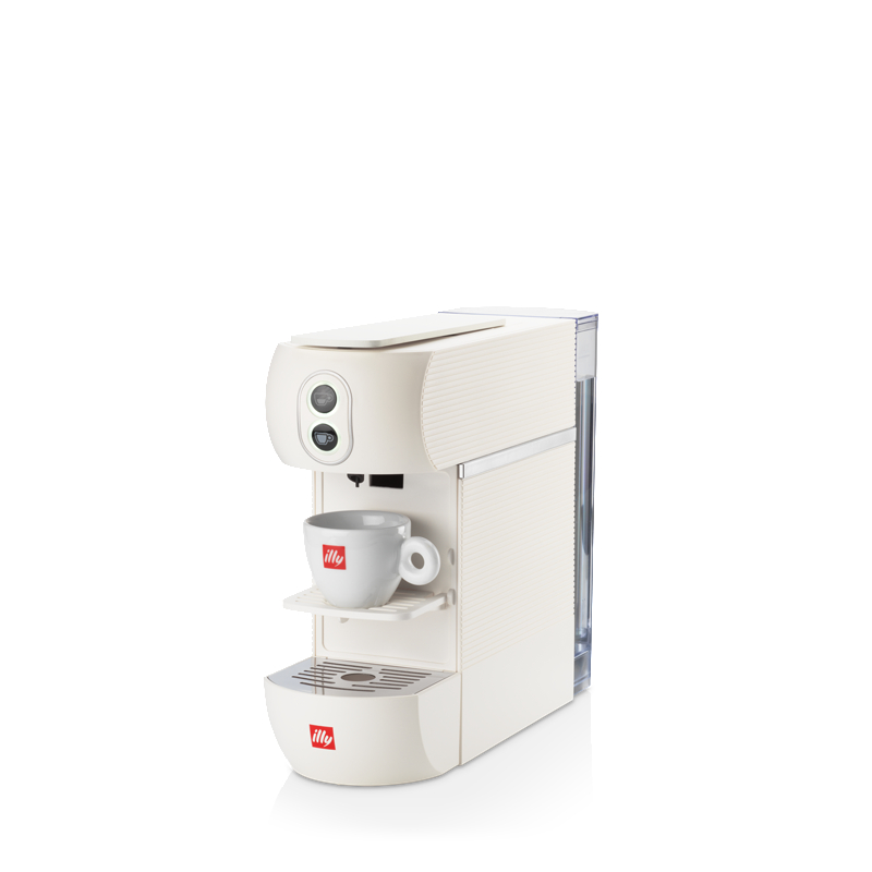 Weiße Illy Kaffeemaschine mit Tasse, Illy-Logo sichtbar.