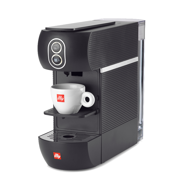 Schwarze Illy-Kaffeemaschine mit einer weißen Tasse auf dem Tablett. Die Tasse hat das Illy-Logo.