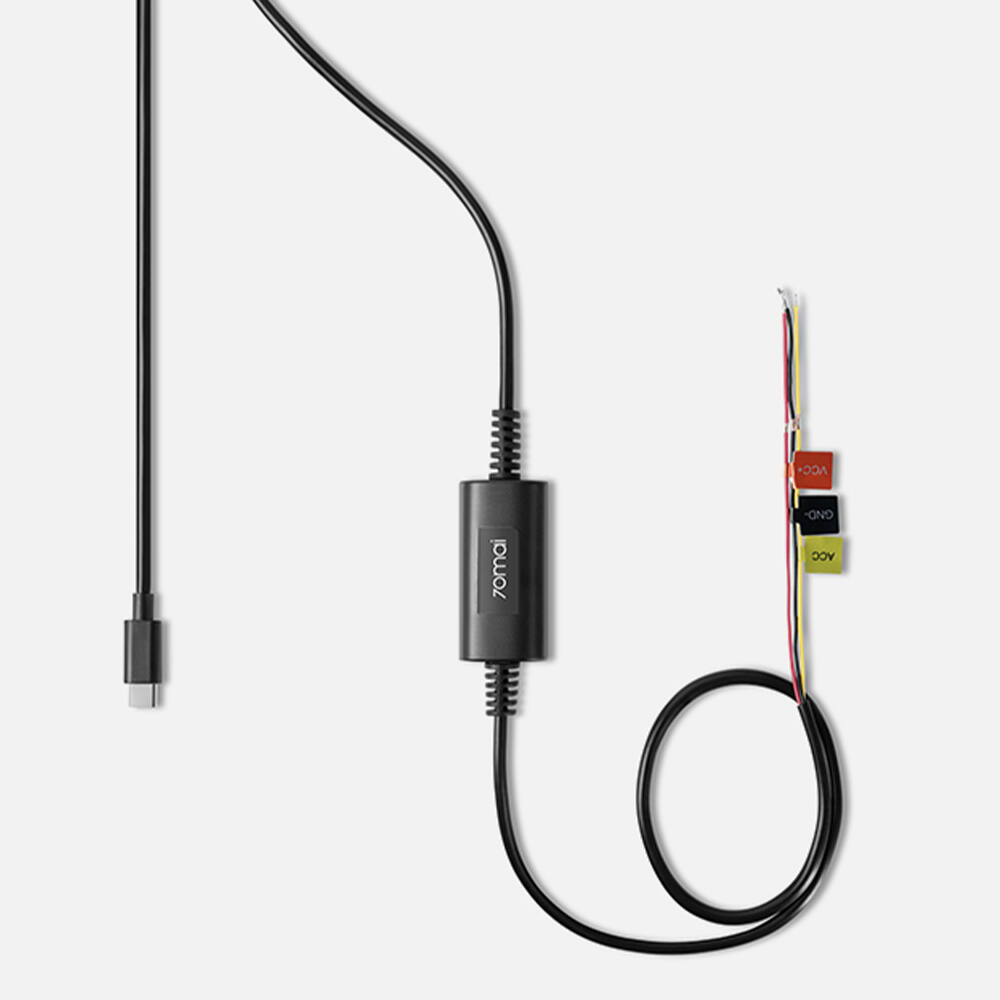 Fekete töltőkábel USB-C véggel és 70mai márkájú csatlakozóval. A másik végén színes vezetékek vannak.