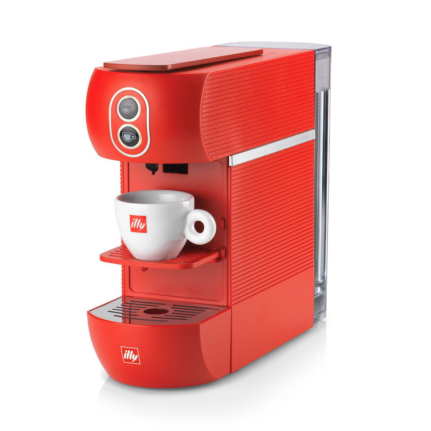Rote Illy Kaffeemaschine. Eine weiße Kaffeetasse steht auf einem Regal. Die Maschine hat ein stromlinienförmiges Design.