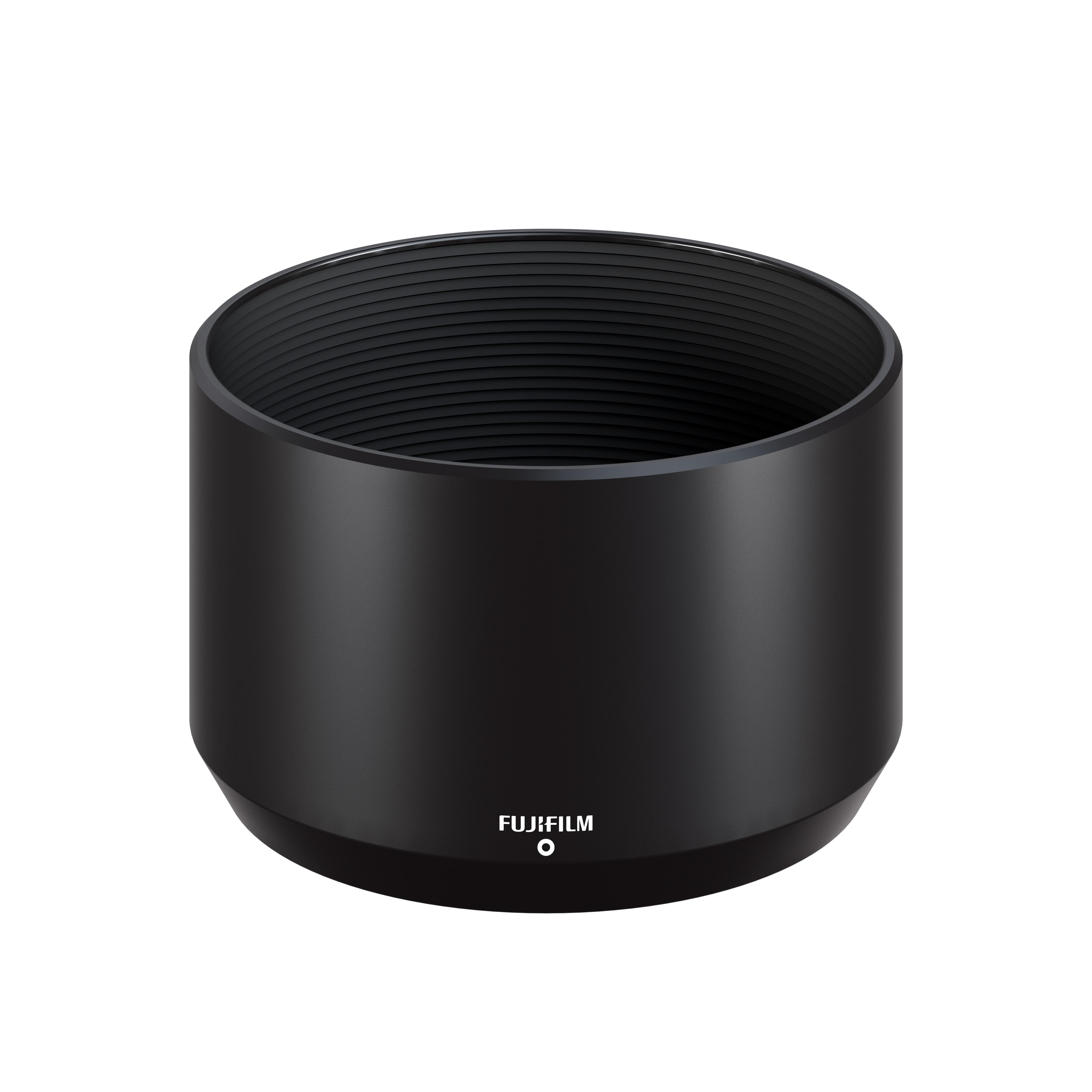 Eine schwarze Gegenlichtblende mit dem Fujifilm-Logo auf weißem Untergrund.