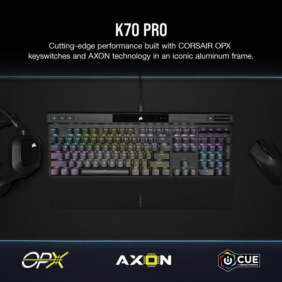 Schwarze Tastatur mit bunten Tasten sowie Headset und Maus.