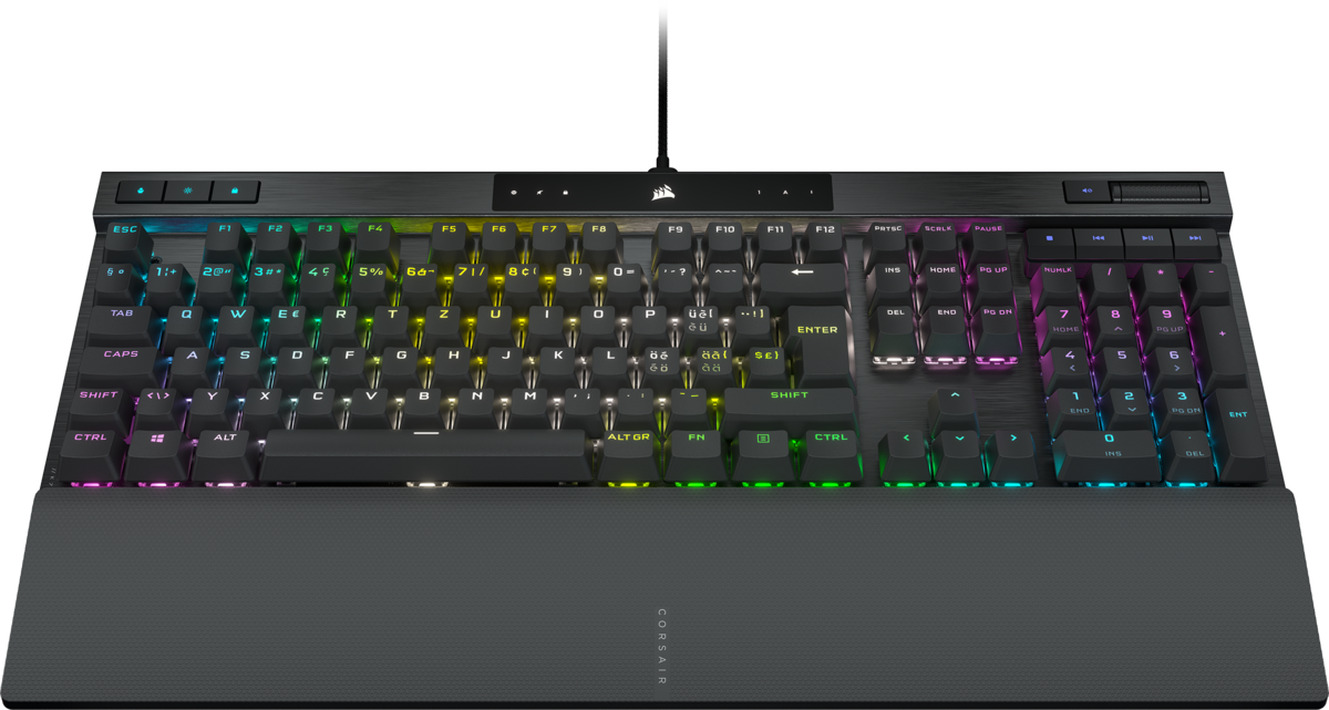 Eine schwarze Tastatur mit bunten Tasten. Sie hat eine Handballenauflage und das Corsair-Logo.