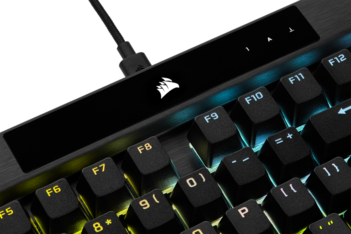 Nahaufnahme einer Hintergrundbeleuchteten Tastatur mit eingestecktem USB-Kabel.