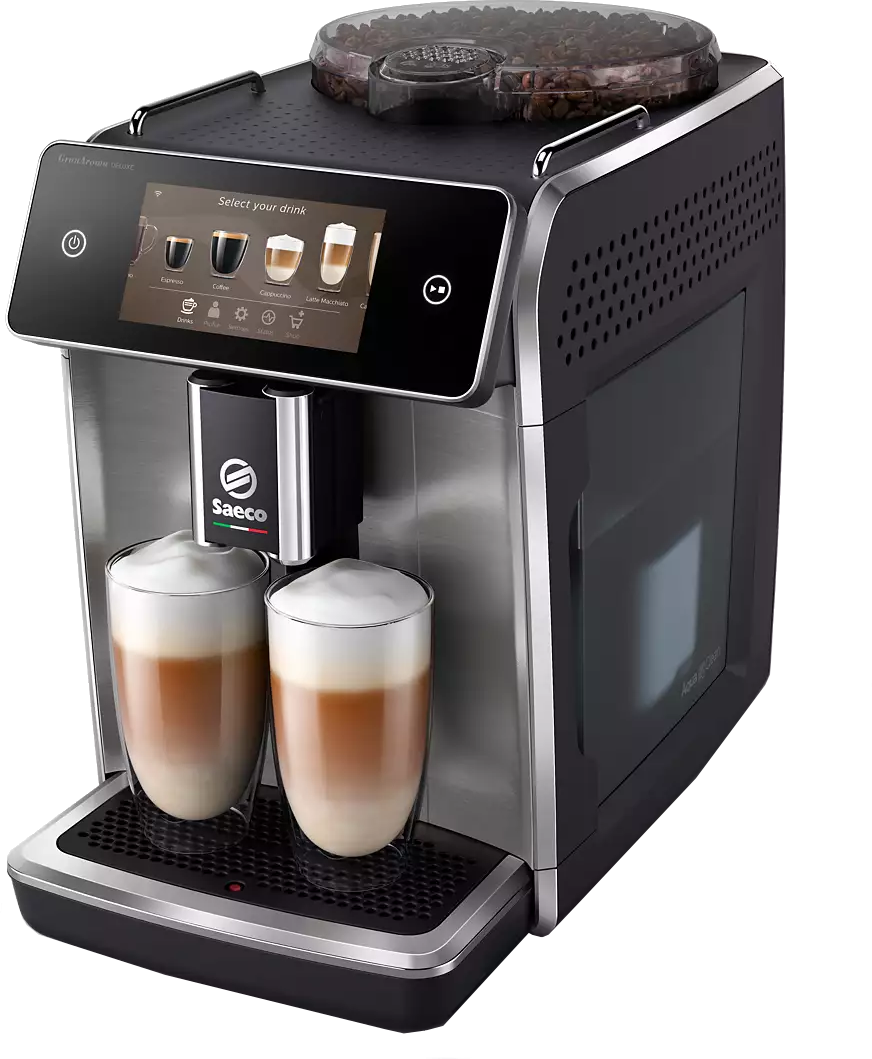 Ezüst-fekete kávéfőző két pohár latte-val.