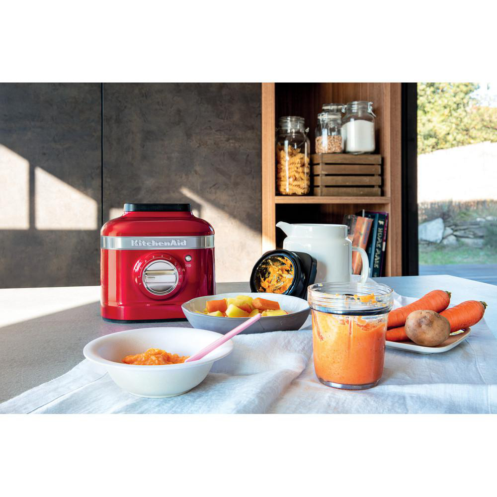 Roter KitchenAid, Küchenmaschine, Zutaten und Babynahrung auf der Arbeitsplatte.