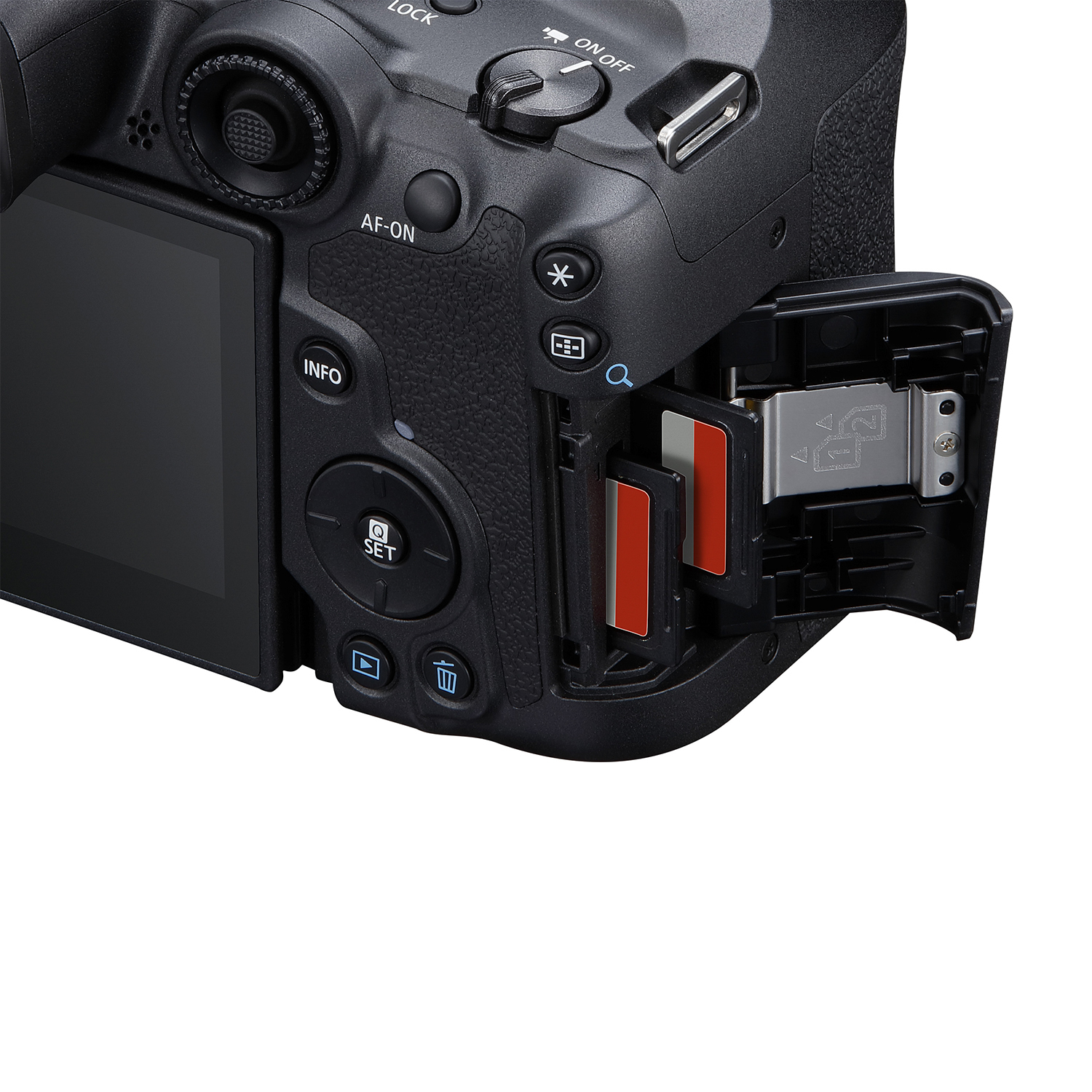 Primo piano di una fotocamera Canon con slot per schede SD aperti che rivelano schede arancioni.